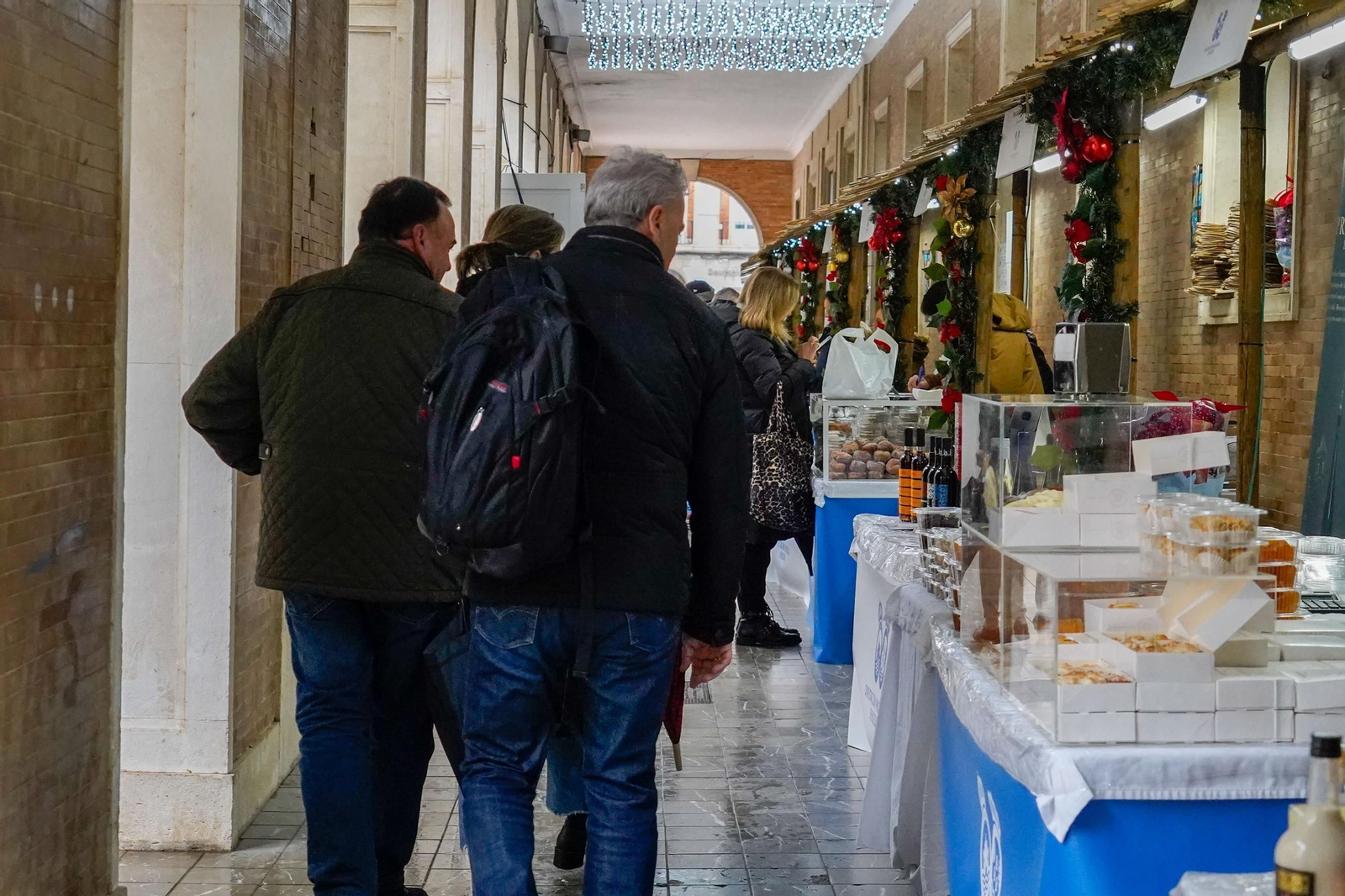 Imágenes de la inauguración del Belén y la XV&nbsp;Muestra de Dulces y Vinos Navideños de la provincia de Huelva en&nbsp;la&nbsp;Diputación
