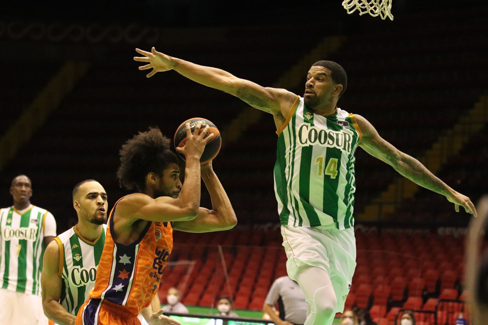 Feldeine trata de taponar a Labeyrie.