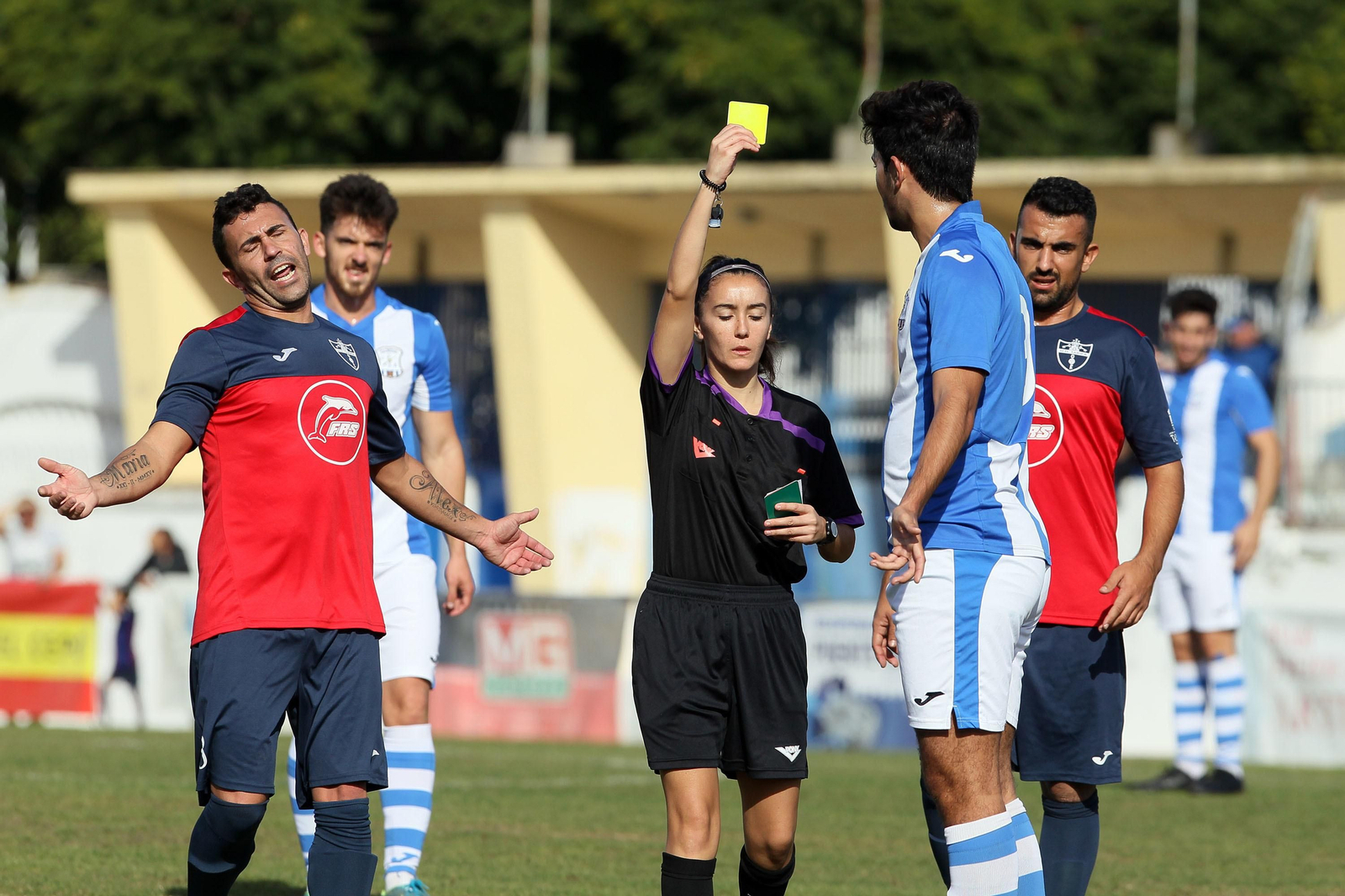 La árbitra Patricia Luna Varo amonesta a López.