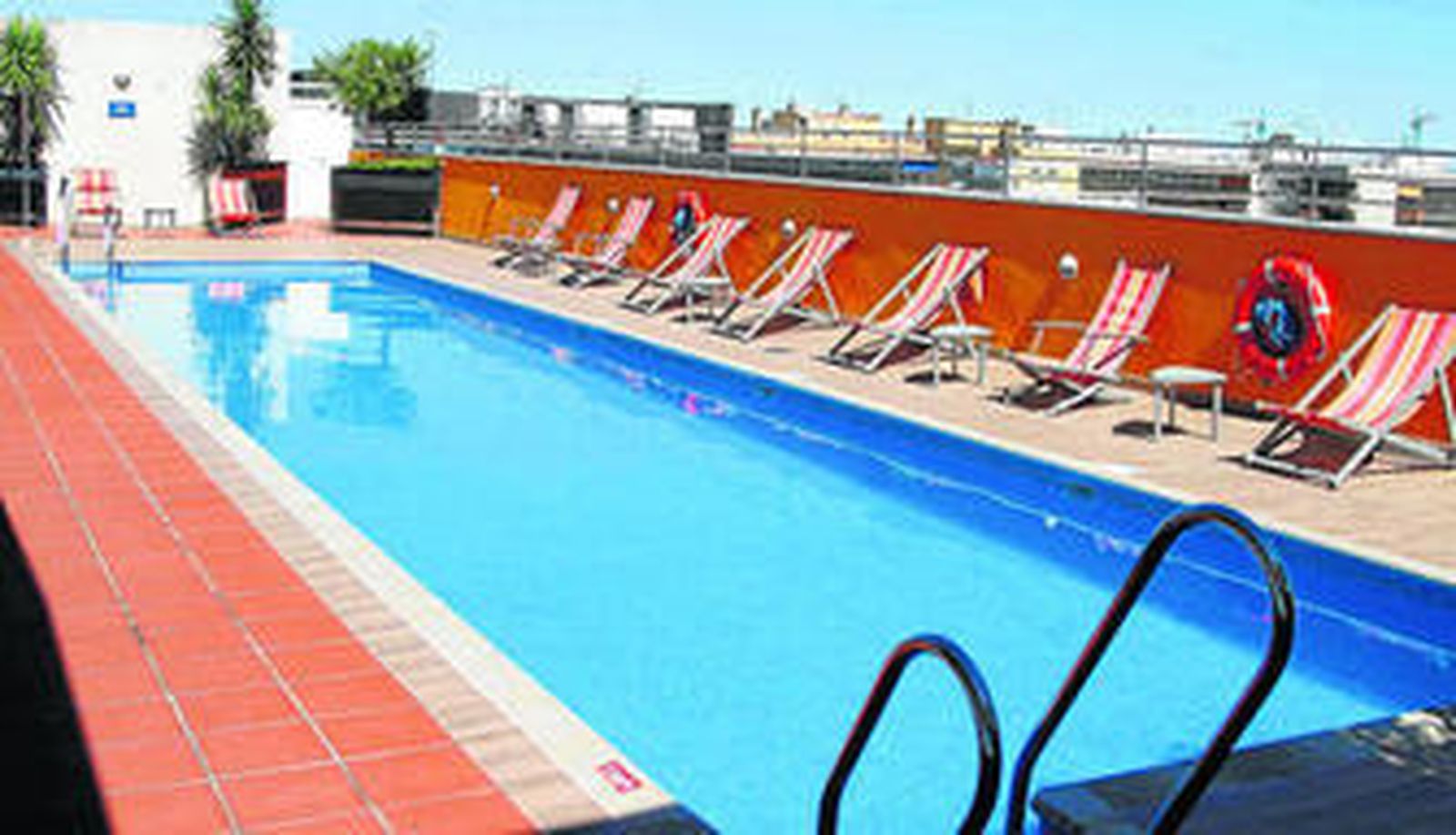 1. La piscina de Novotel Sevilla Marqués de Nervión, una de las opciones que pueden elegir los clientes. 2. Santiago Padilla, Christian Rodríguez y Beatriz Arilla (de izquierda a derecha) durante la presentación de 'Aquí no hay playa'. 3. Las instalaciones de las que pueden disfrutar los consumidores del Hotel NH Central Convenciones. 4. La piscina del THR Alcora, otra de las opciones entre las que los clientes pueden elegir pasar las seis horas de la oferta. 5. Una de las hacitaciones dobles de Novotel Sevilla Marqués de Nervión.