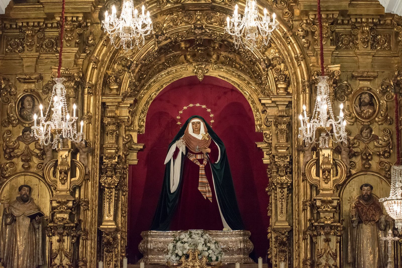 La Esperanza anuncia la cuaresma en Triana, vestida de hebrea