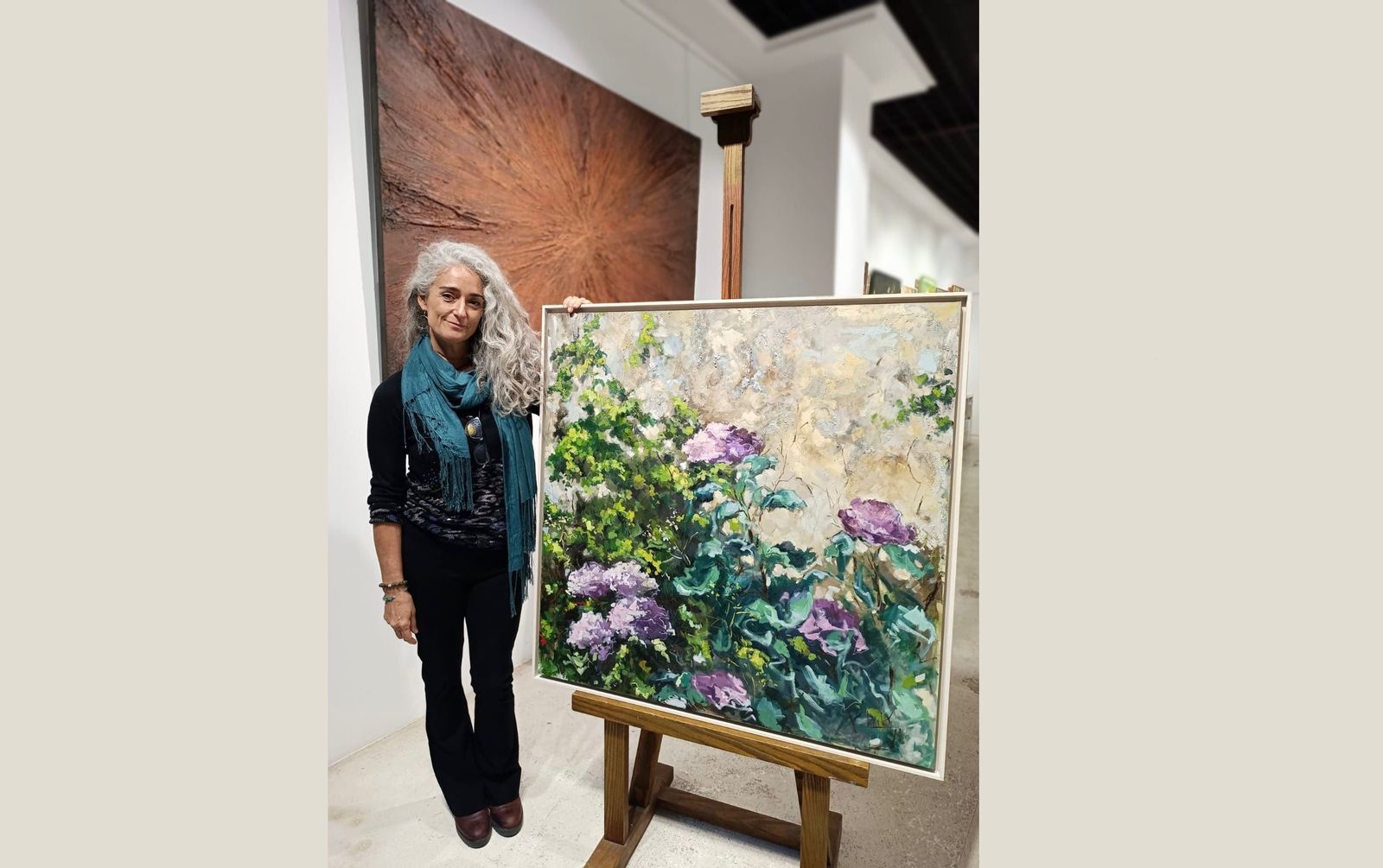 María Luisa Salido, junto a una de sus obras en la Galería Castelló, 4 (Madrid).