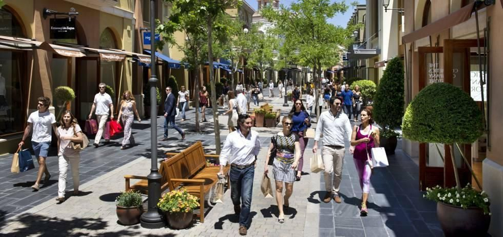 Una de las calles del complejo de Las Rozas Village.