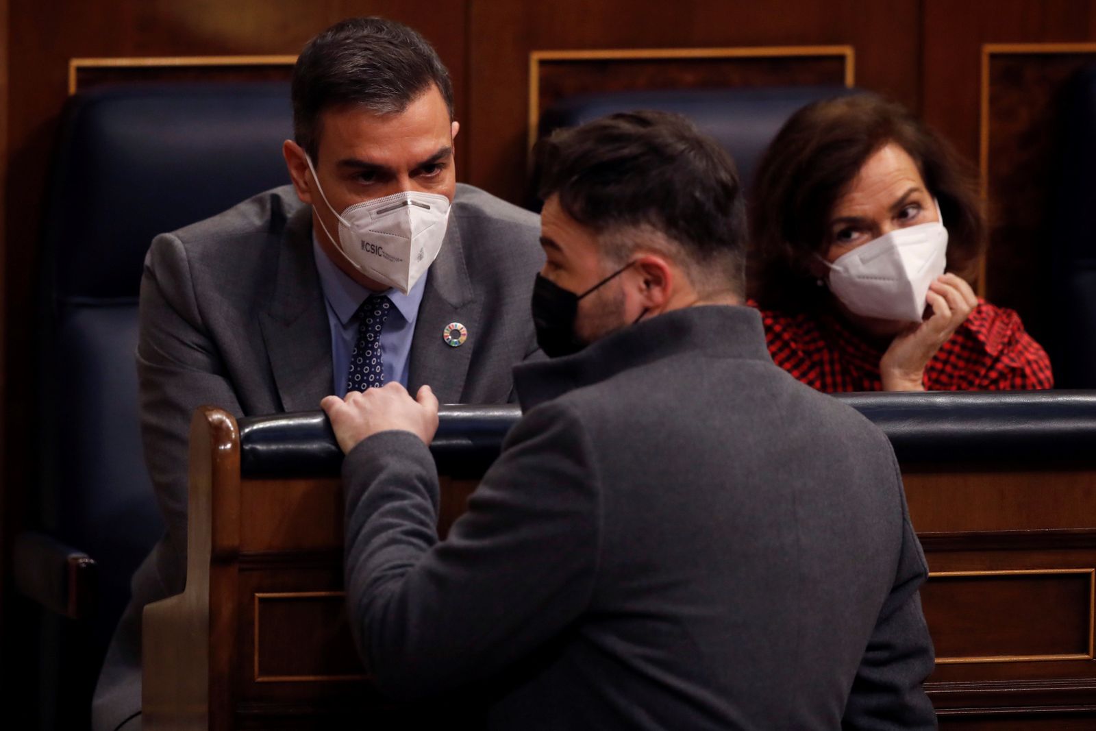 El presidente del Gobierno, Pedro Sánchez, conversa con el portavoz de ERC en el Congreso, Gabriel Rufián.