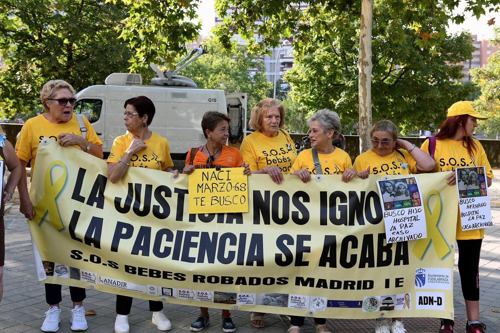 Miembros de  SOS Bebés robados con una pancarta frente a la Audiencia Provincial de Madrid.
