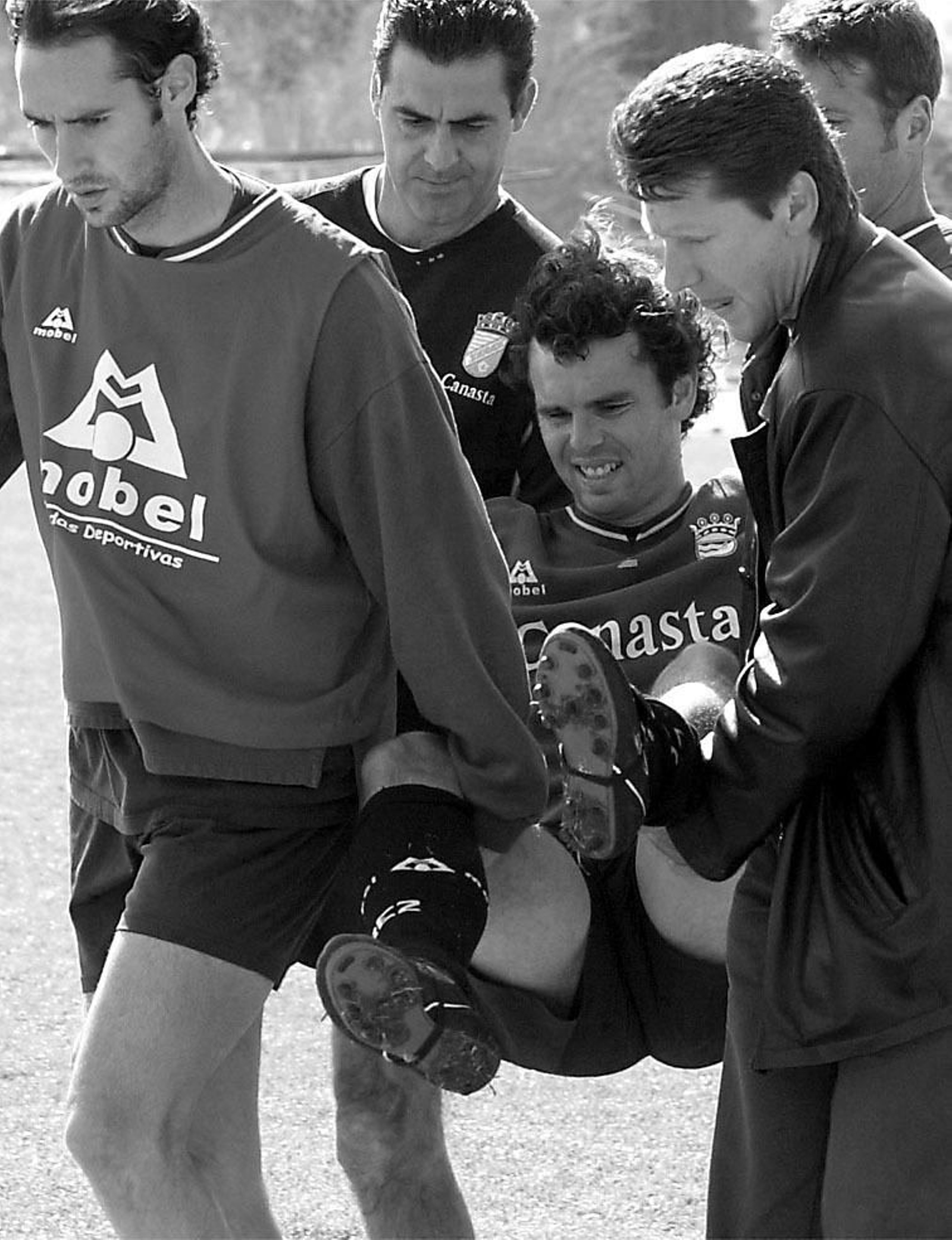 Juan Pedro, ayudado por Moreno, Manolo Ruiz y Salvador Castillo tras lesionarse en un entrenamiento. Juan Pedro, ayudado por Moreno, Manolo Ruiz y Salvador Castillo tras lesionarse en un entrenamiento.
