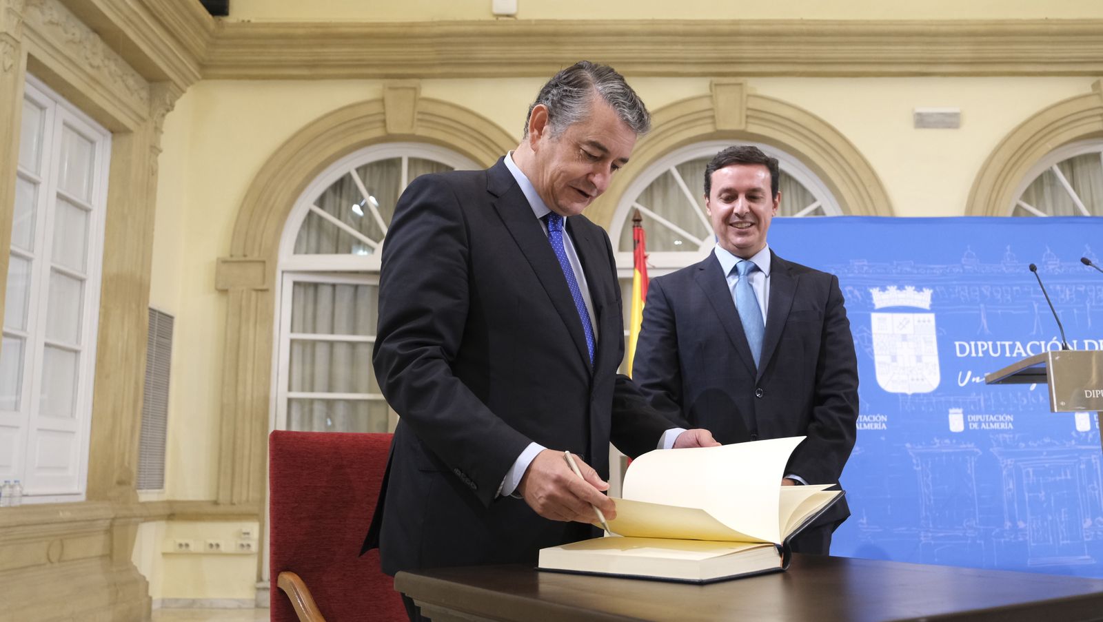 Imágenes de la visita del Consejero de Presidencia, Antonio Sanz, a la Diputación de Almería