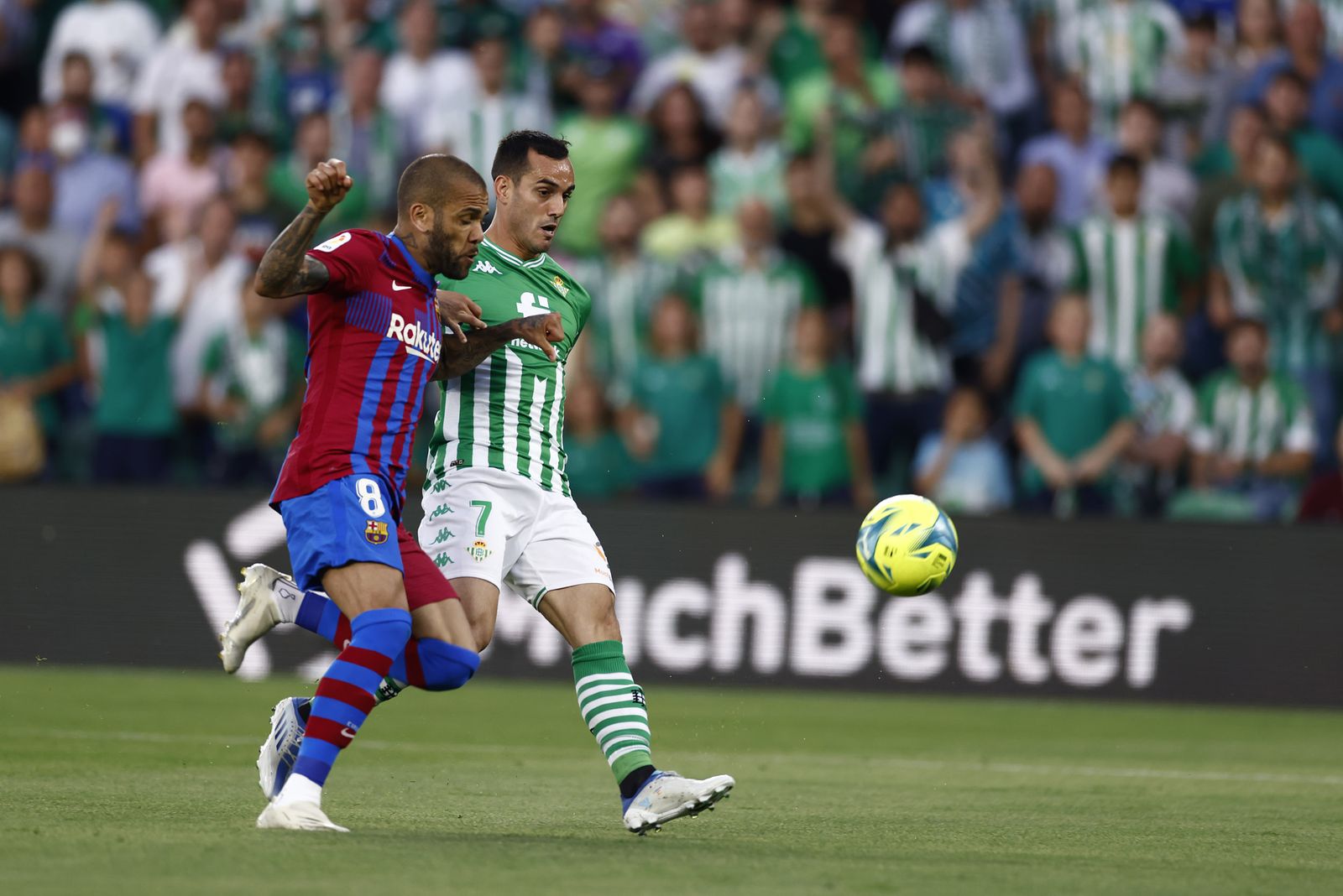 Juanmi se escapa de Daniel Alves para intentar un remate a puerta.
