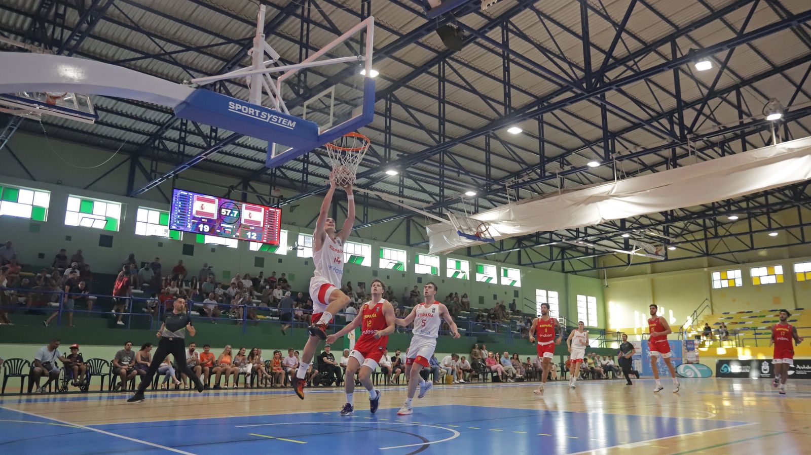 Fotos del segundo partido de baloncesto entre España sub-20 y España sub-22 en La Línea