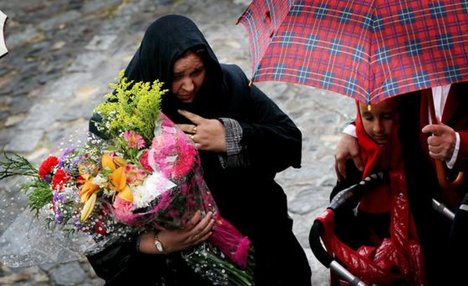 Las flores, pese a todo, acabaron ante el Señor de las Penas.

Foto: Miguel Ángel González