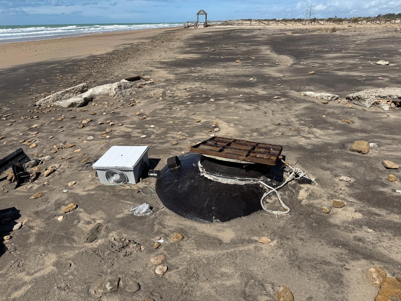 La falta de arena aumenta propicia la presencia de piedras y deja visibles diversas estructuras.