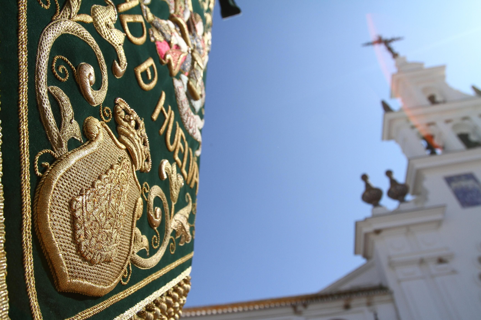 La Hermandad de Huelva se presenta ante la Virgen del Rocío en su peregrinación a la aldea almonteña