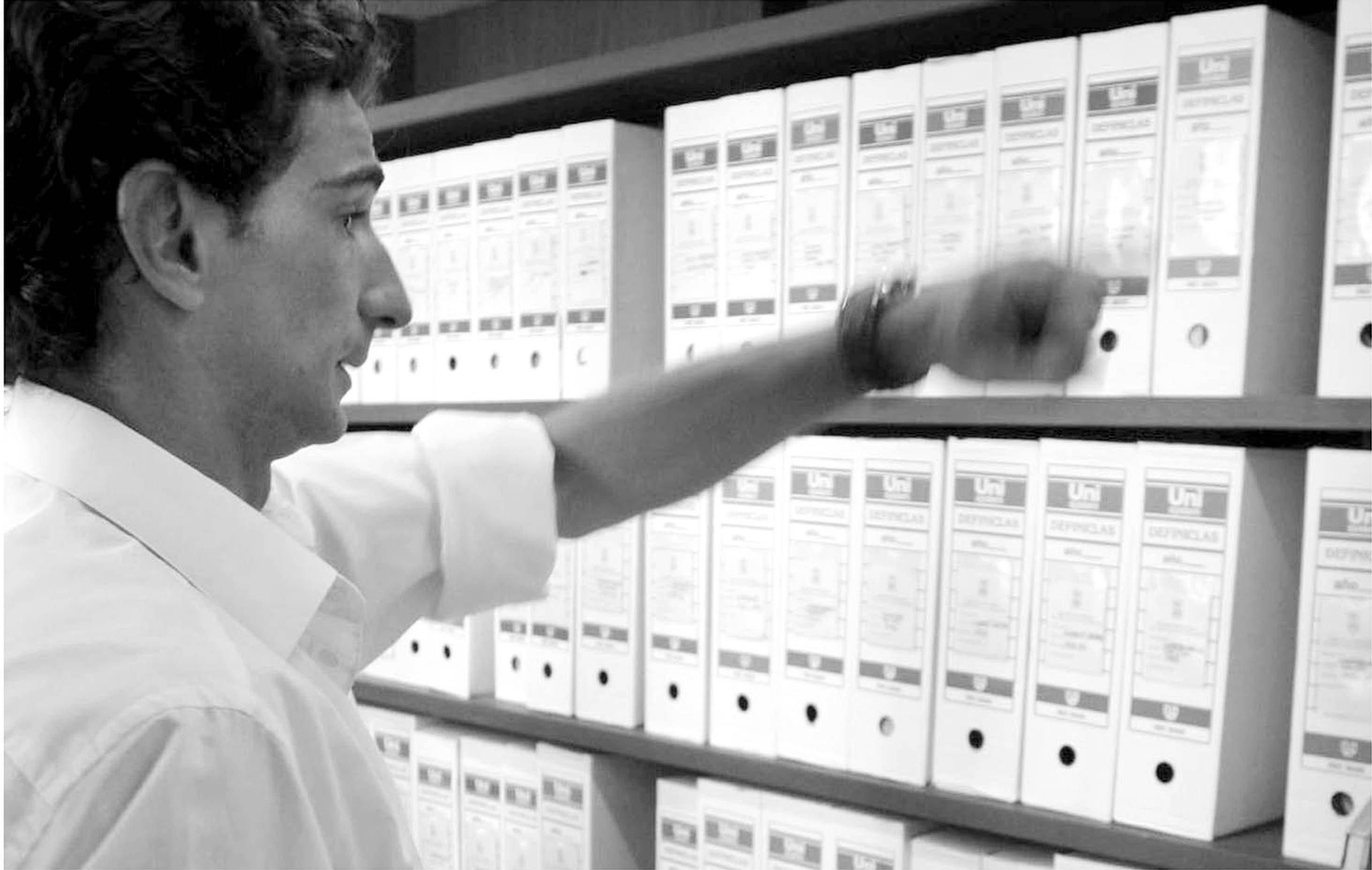 Un archivero muestra las cajas con expedientes almacenados en las instalaciones.