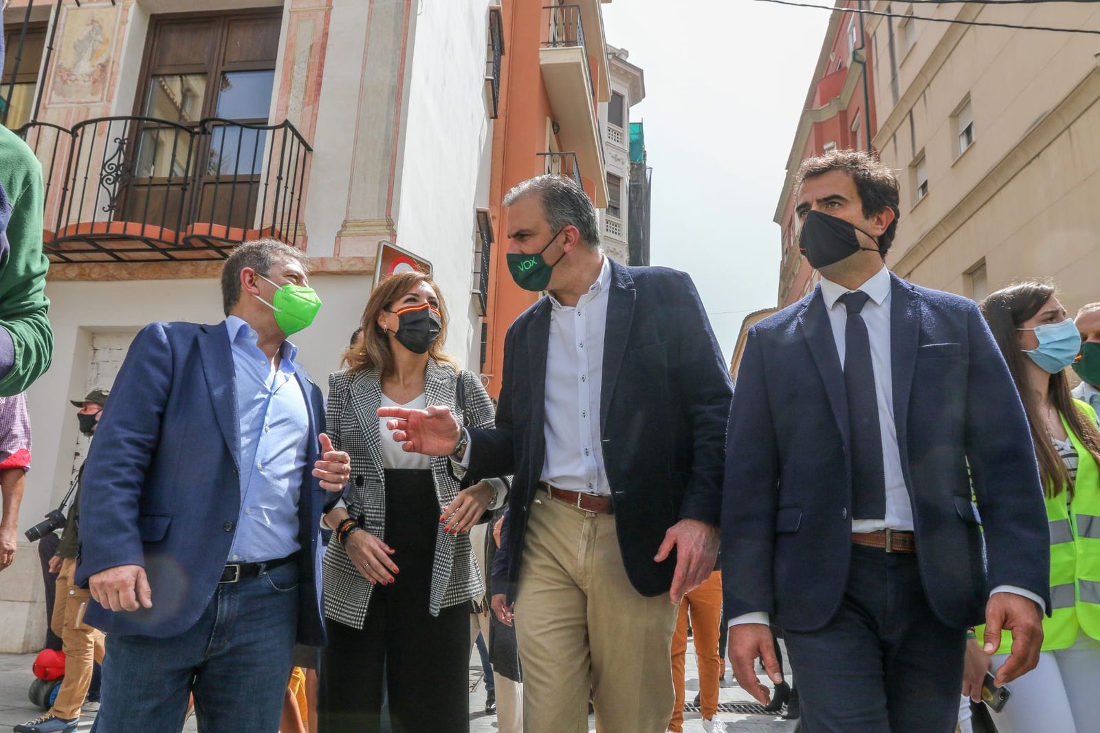 Ortega Smith, en el centro, paseando por Málaga.