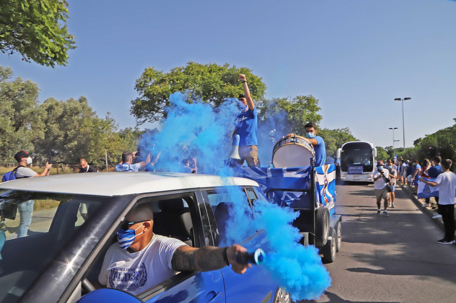 Los aficionados del Xerez DFC despiden al equipo en la salida hacia Marbella