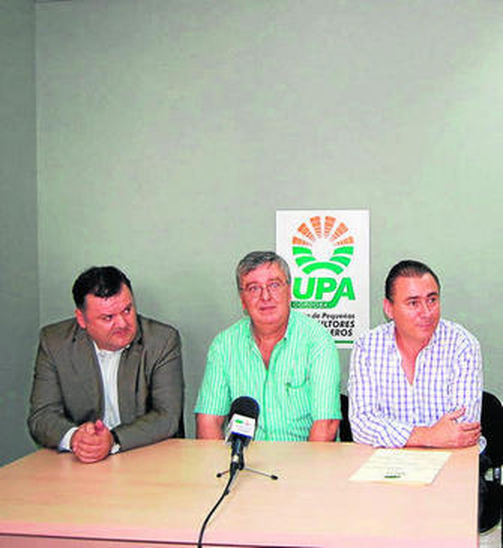 Zurera, Cobos y Rodríguez en la nueva sede de UPA en Baena.