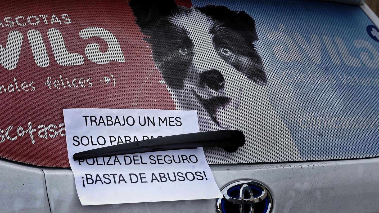 Uno de los carteles de protesta de los taxistas.