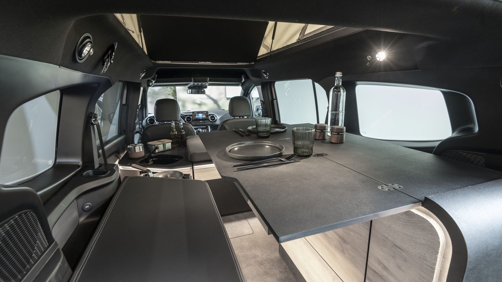 En apenas unos segundos puede transformarse el interior en las distintas situaciones: comedor, dormitorio, etc.