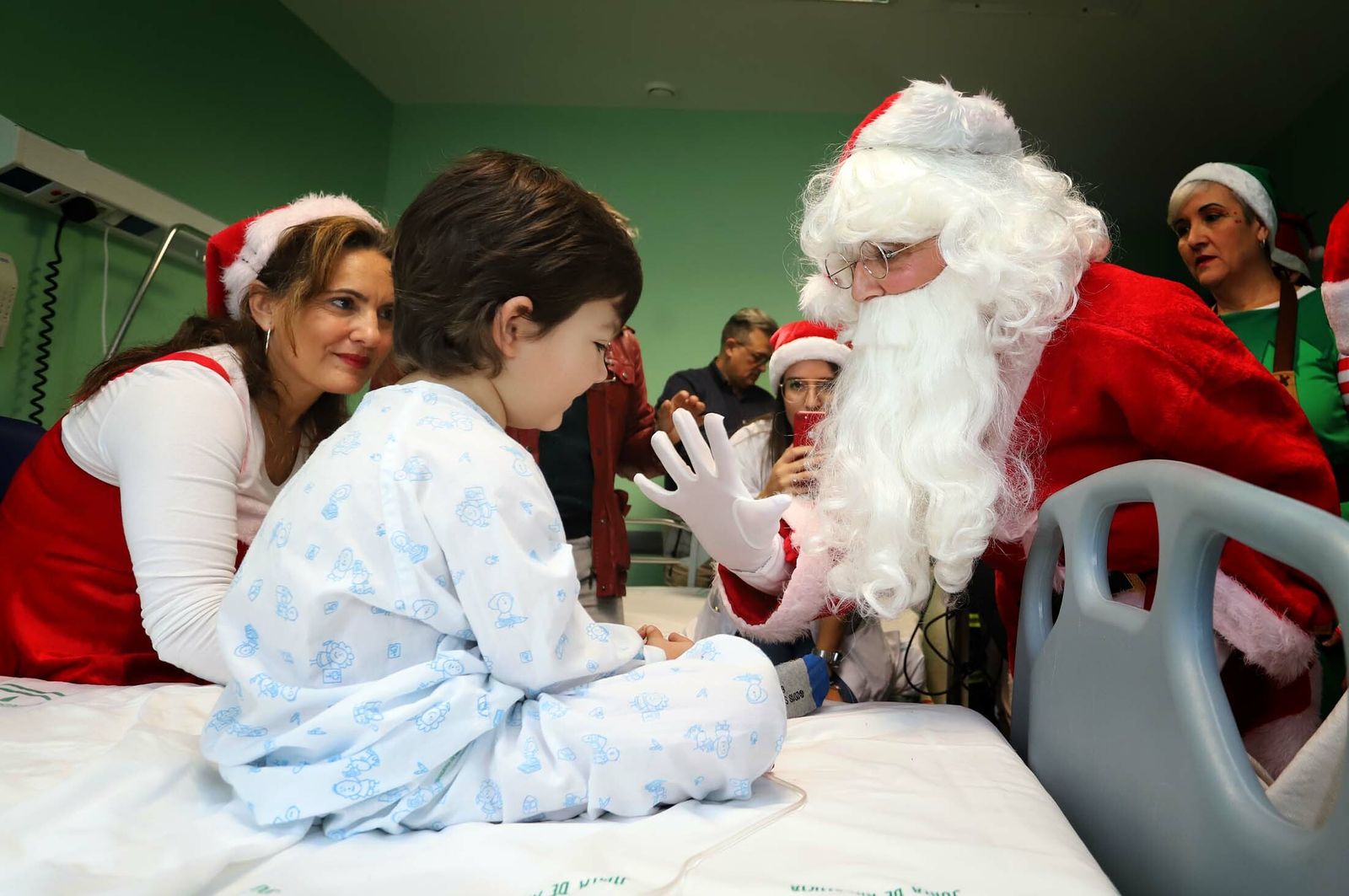 Imágenes de la visita de Papá Noel a los niños del hospital Juan Ramón Jiménez