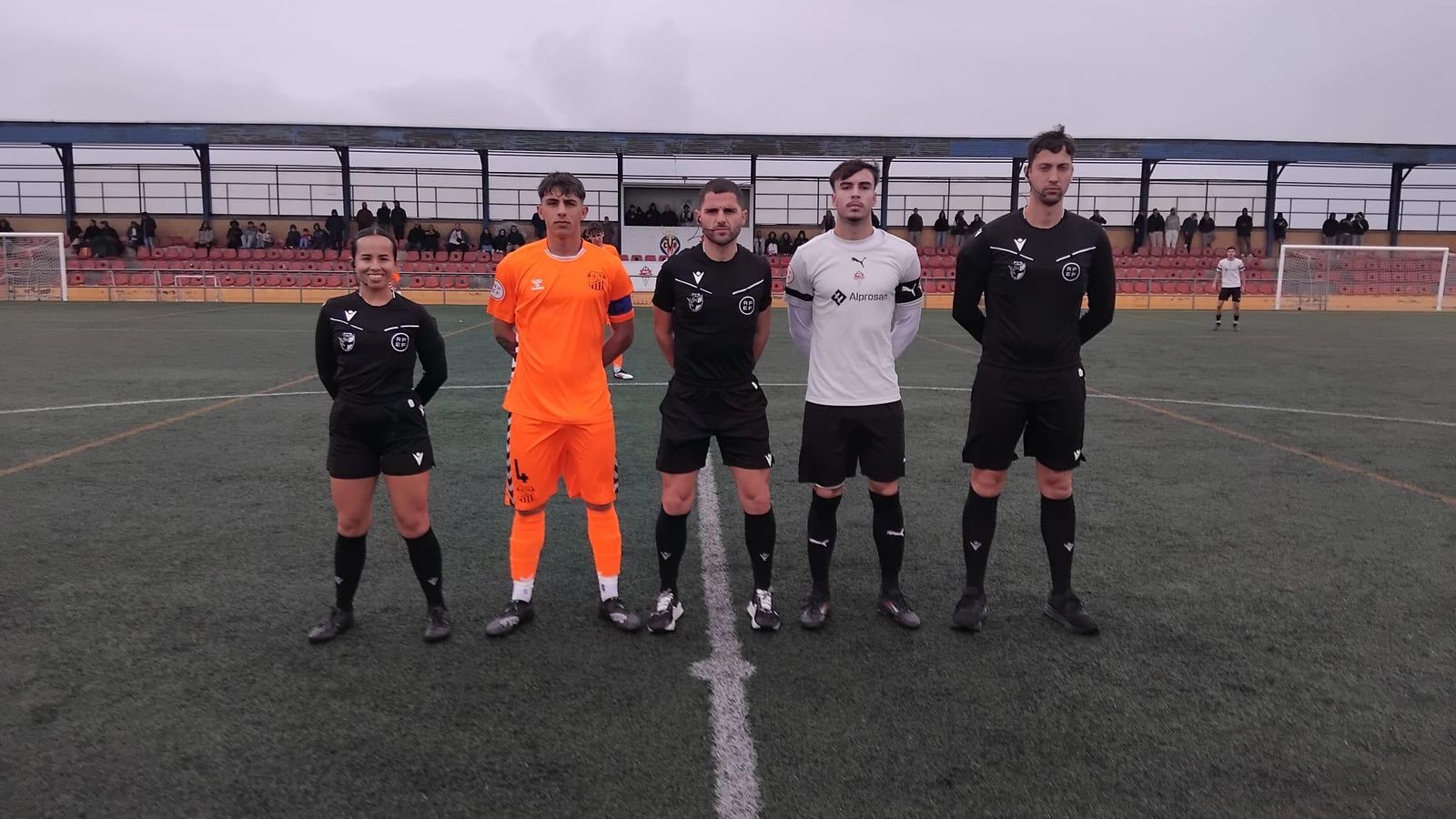 Los capitanes de La Cañada y Calavera posan con el trío arbitral antes del comienzo del encuentro.