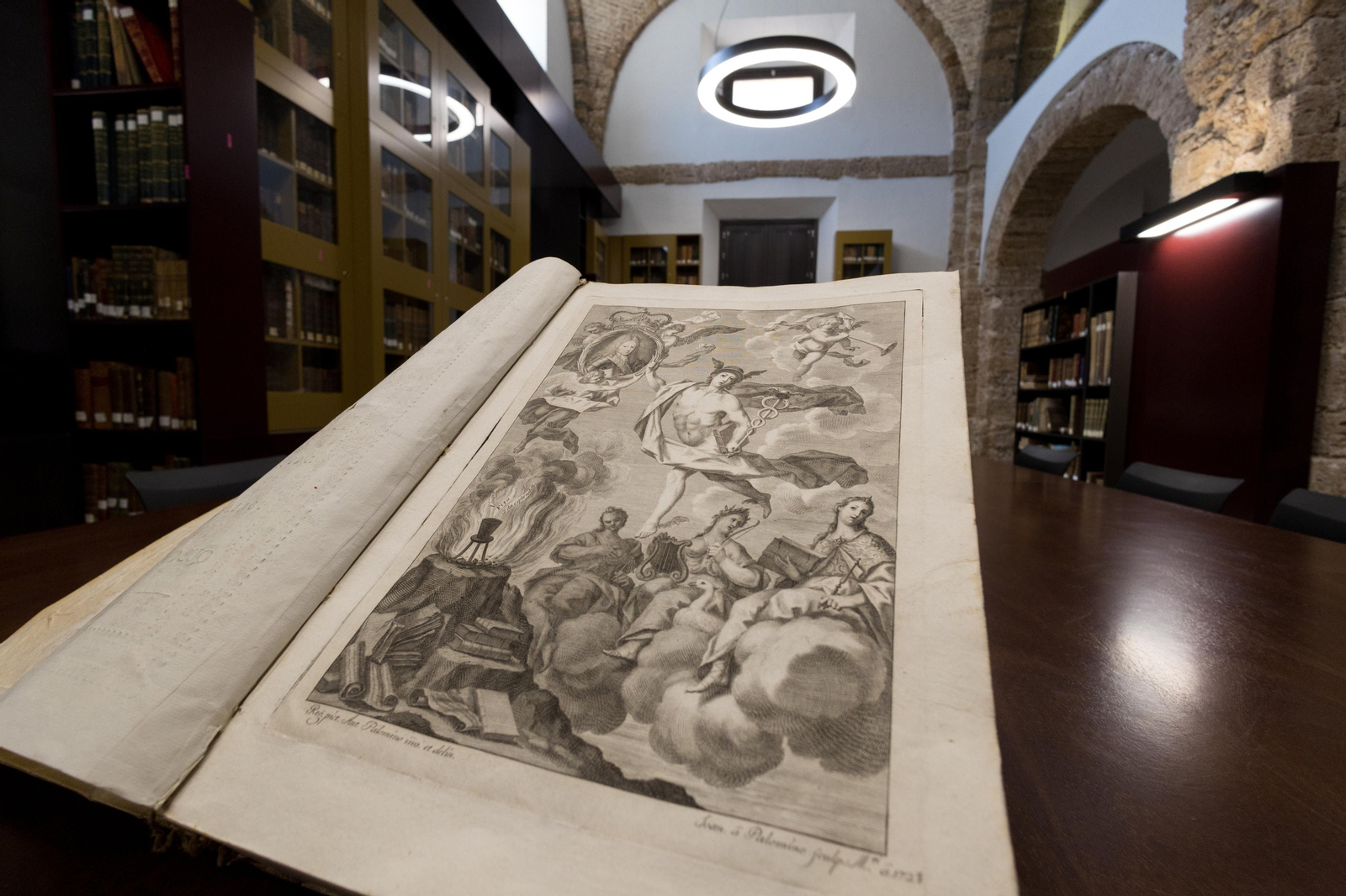 Un ejemplar de los fondos bibliográficos de la Biblioteca Lobo de San Fernando.