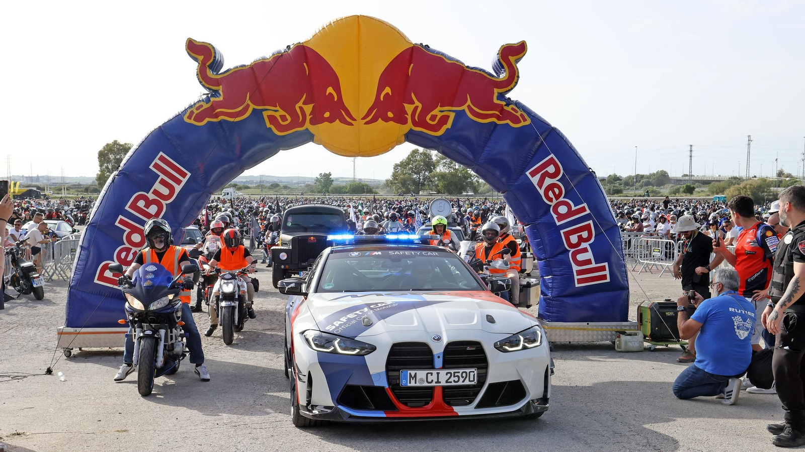 Salida de la caravana motera desde el Circuito de Jerez - Ángel Nieto Salida de la caravana motera desde el Circuito de Jerez - Ángel Nieto