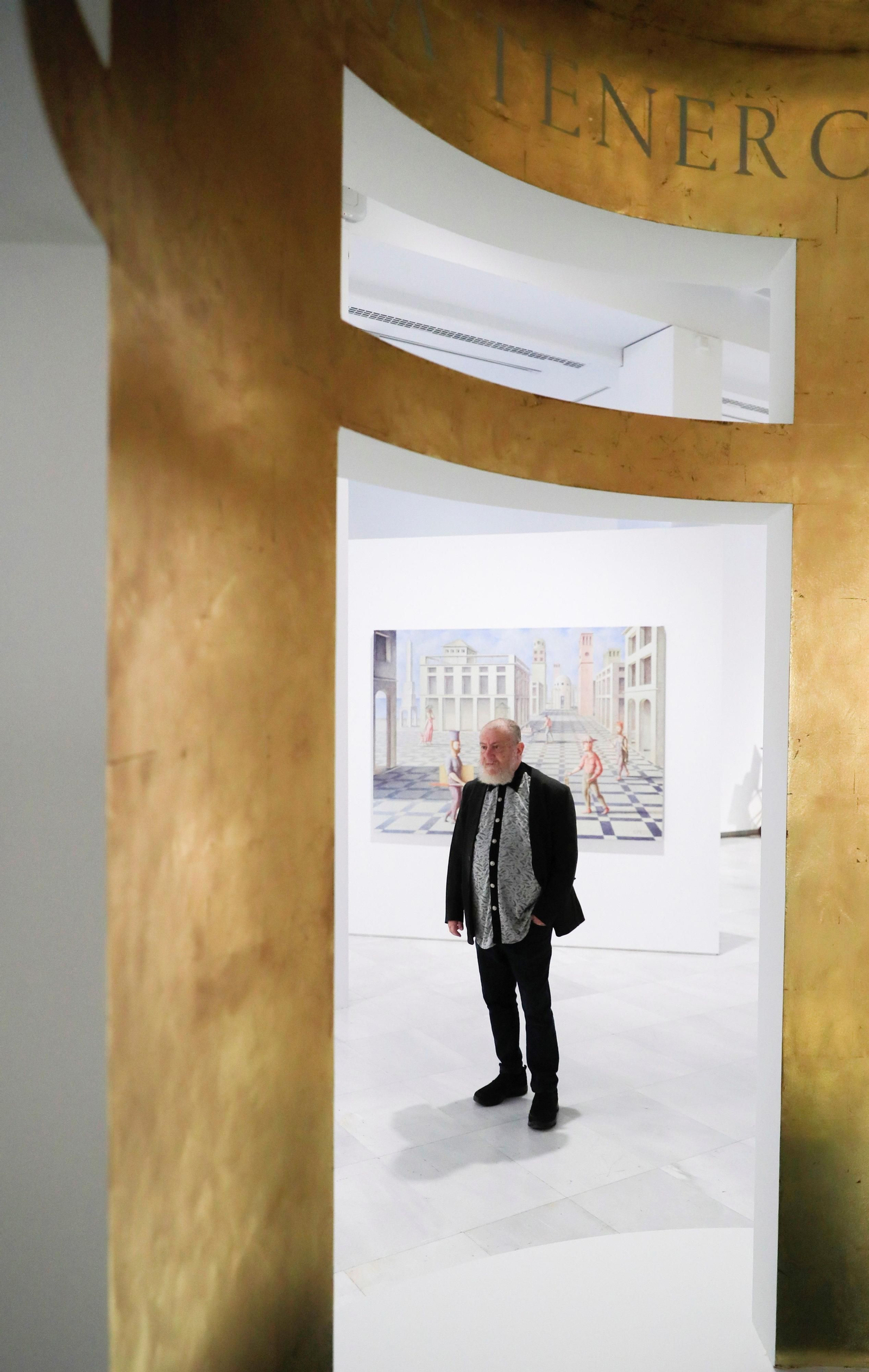 El artista en la sala madrileña donde presenta su retrospectiva.