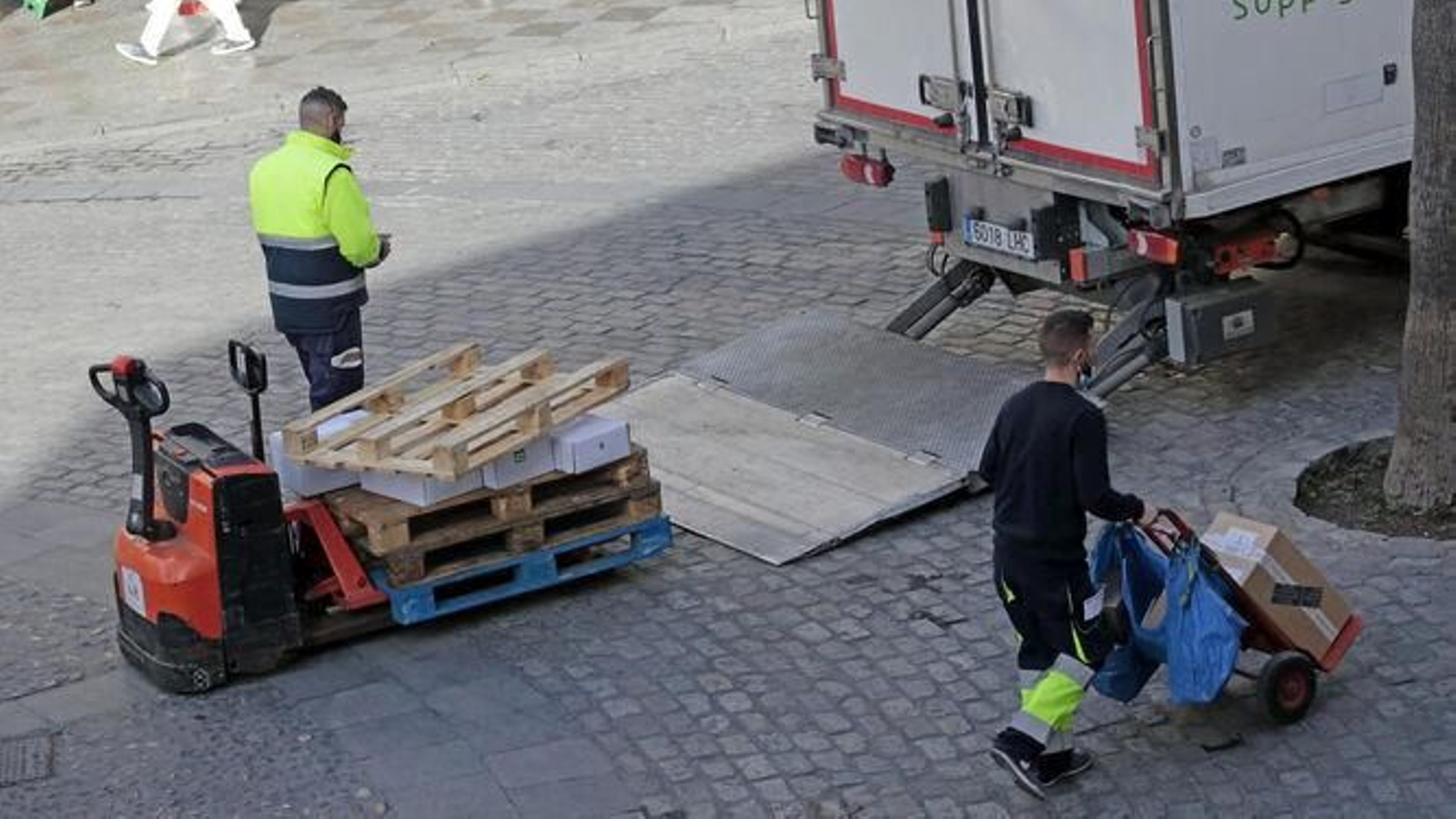 Trabajadores de reparto de mercancías en la zona centro. Trabajadores de reparto de mercancías en la zona centro.