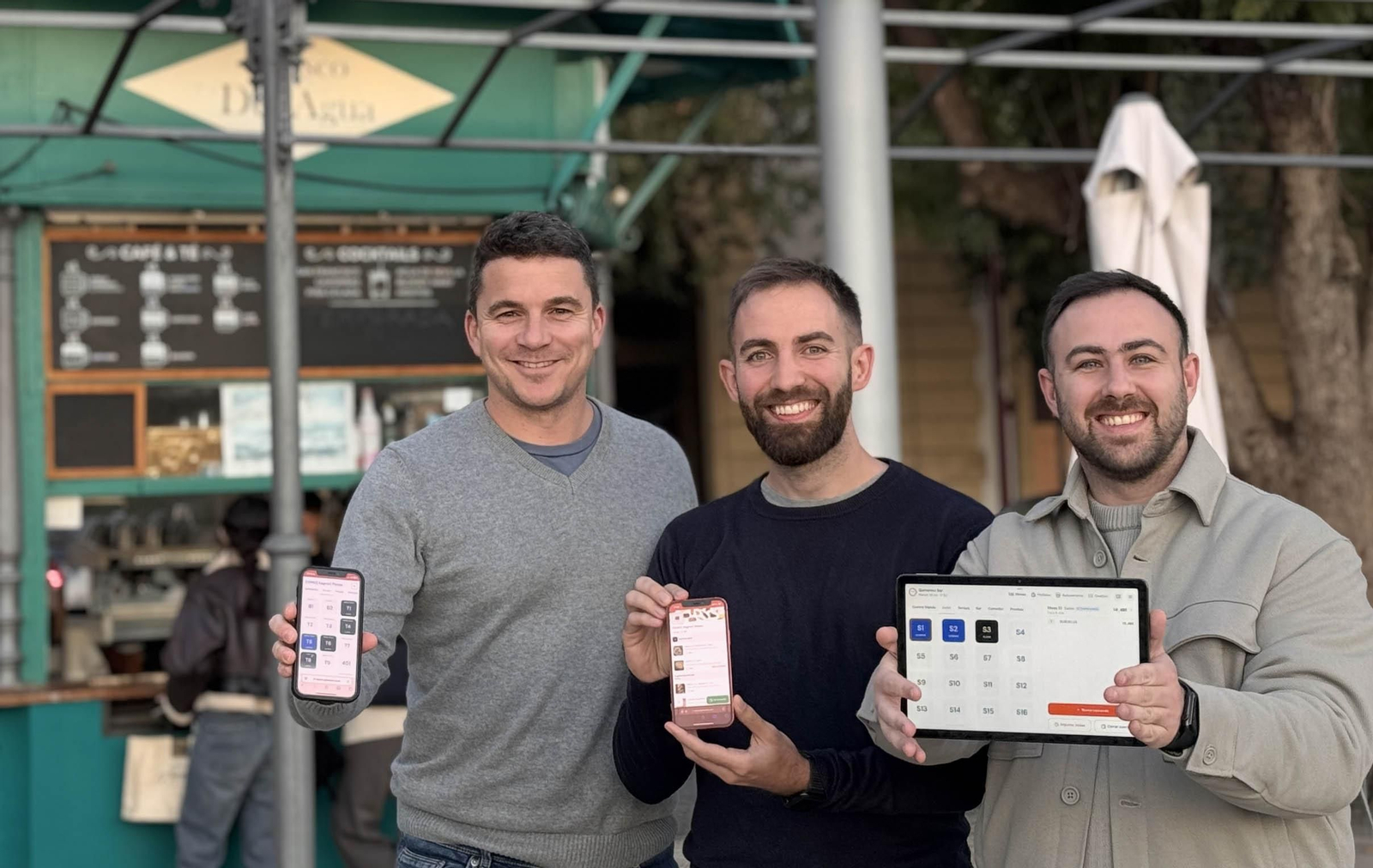 Antonio Bustamante, CEO y fundador de Qmarero, junto a Javier Borrego y Pablo Pacheco, directivos de la compañía