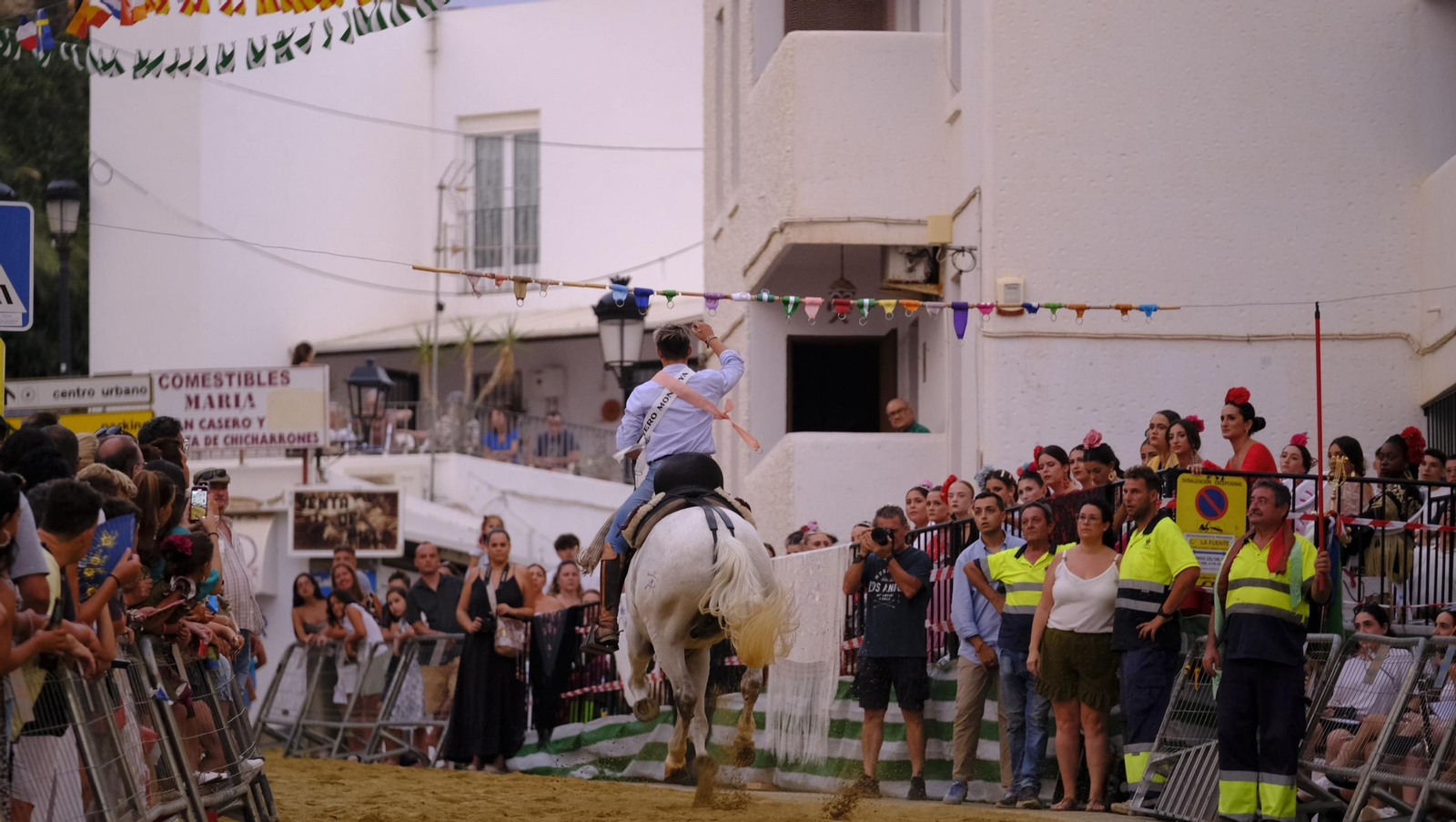 La popular carrera de cintas a caballo de las Fiestas de Mojácar, en imágenes
