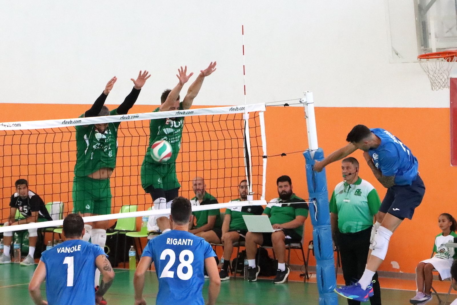 Un jugador del conjunto melillense falla en un remate durante el encuentro ante Unicaja Costa de Almería.