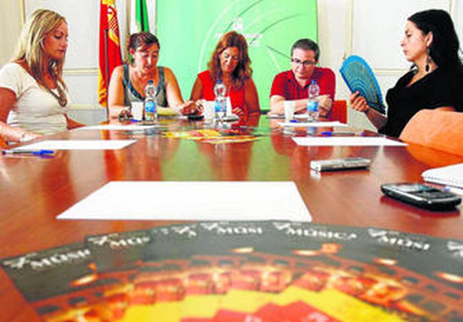 María de los Ángeles Carrasco, flanqueada por Rosa Caro y por Julio Toscano.