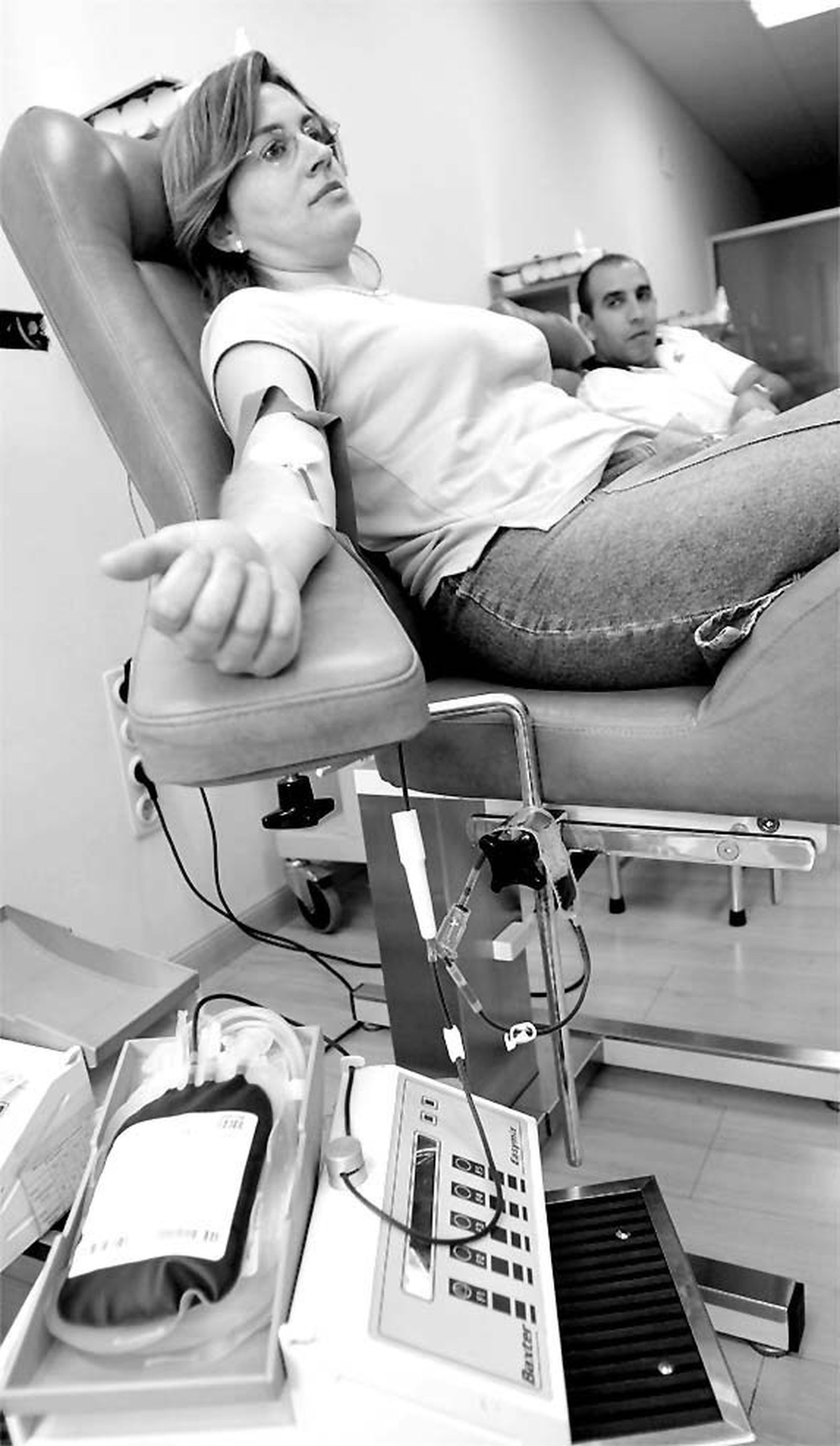 Una mujer donando sangre.