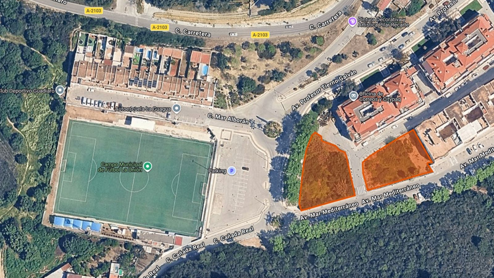 Las parcelas de Guadiaro en las que se construirán las viviendas y el teatro.