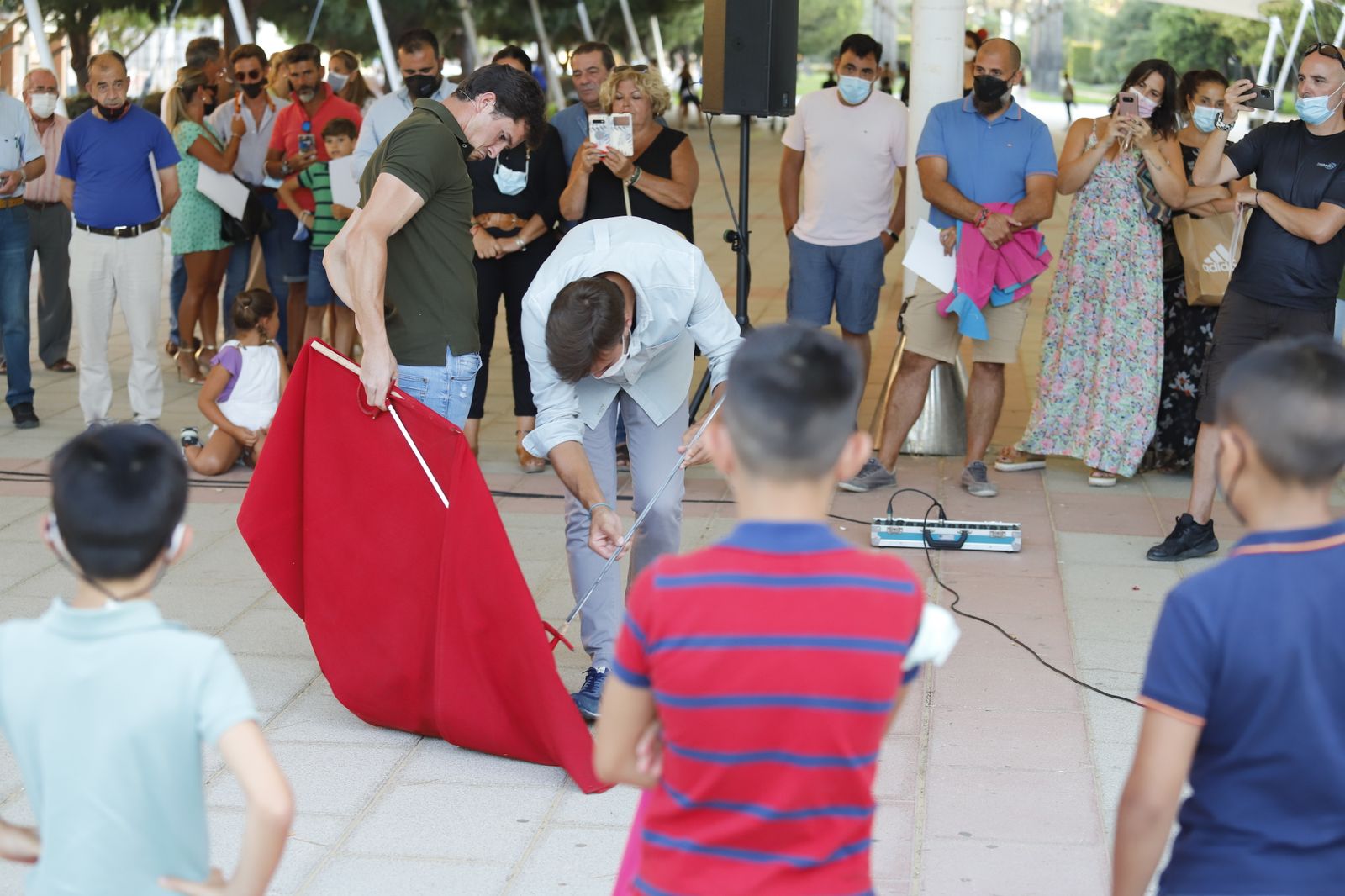 El diestro Daniel Luque lleva a cabo la 'Escuela de Toreo en las calles de Huelva'