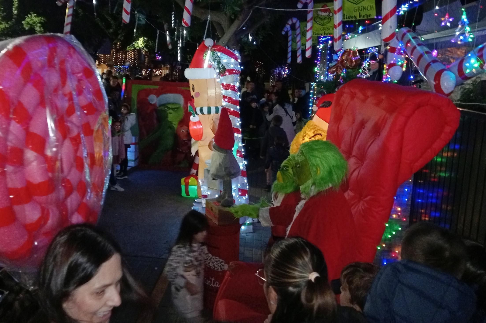 Imágenes de la calle del Grinch de Corrales, Huelva