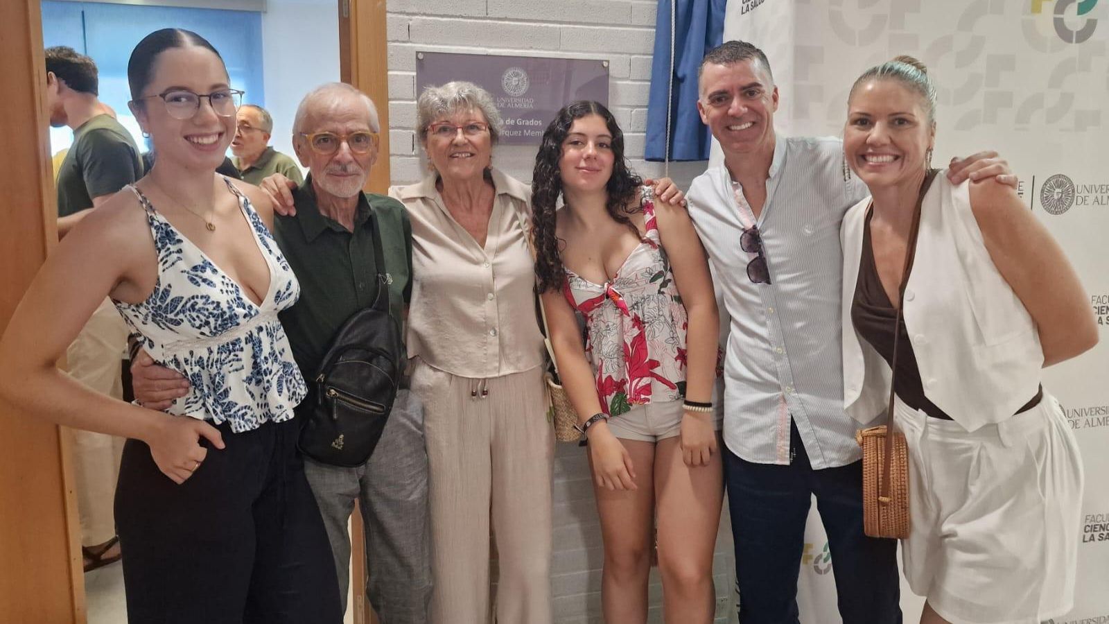 Pepa Márquez junto a su familia en el homenaje que le ha rendido la Universidad de Almería Pepa Márquez junto a su familia en el homenaje que le ha rendido la Universidad de Almería