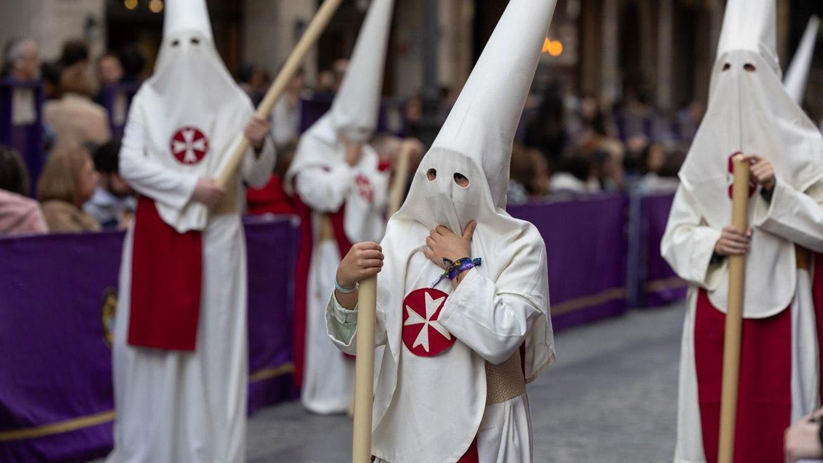 Los cofrades se rinden ante los grandes pasos de misterio del Lunes Santo