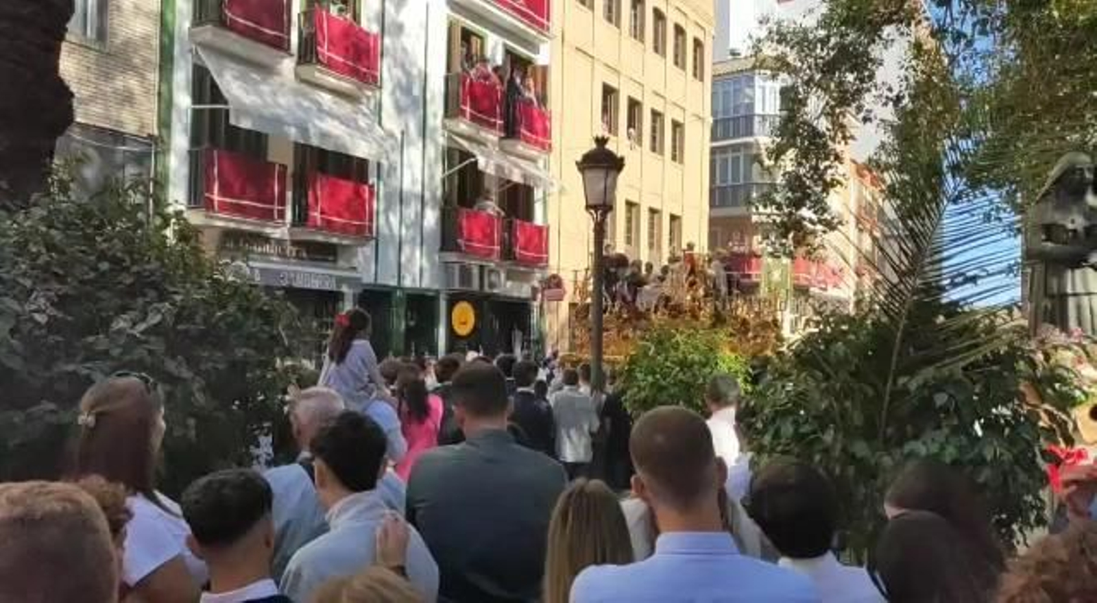 La Cena llega a la plaza Niña para encontrarse con las Hermanas de la  Cruz