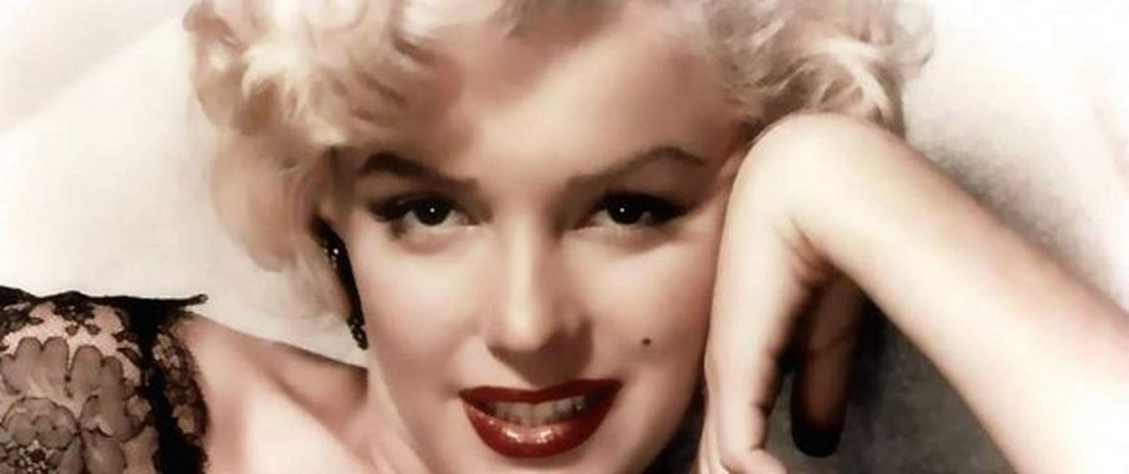 El moño alto que popularizó Audrey Hepburn en "Desayuno con diamantes".