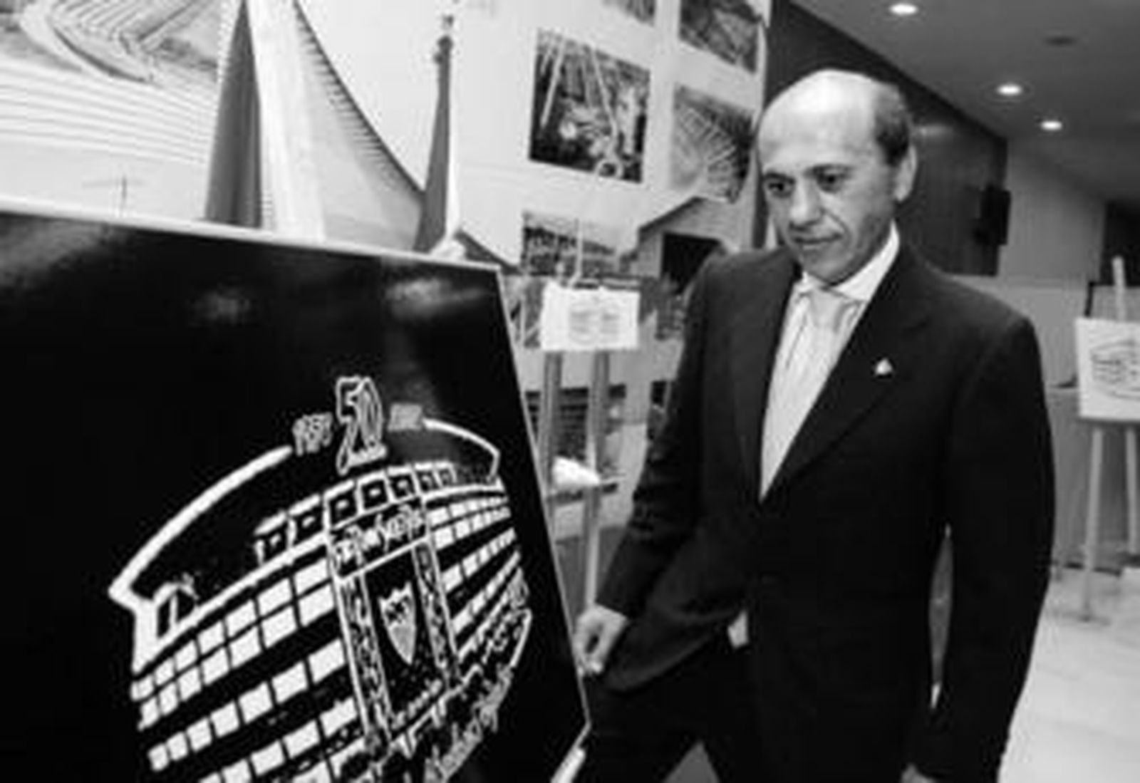 José María Del Nido observa orgulloso un mural conmemorativo del cincuenta aniversario del Ramón Sánchez-Pizjuán.