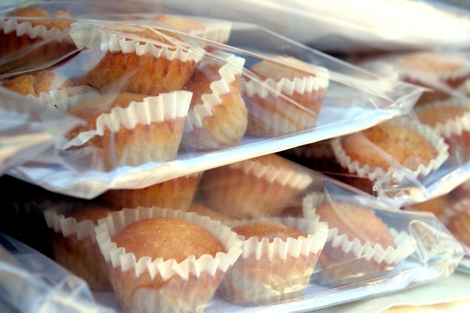 Varias bolsas de magdalenas dispuestas para su venta.