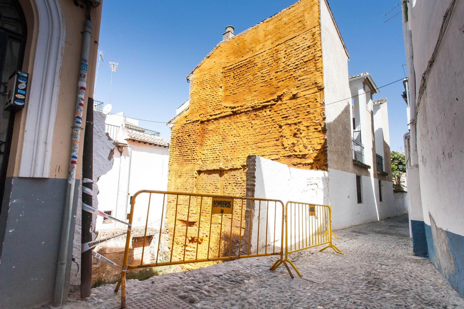 El desplome de un muro deja un 'agujero' en la calle Serrano El desplome de un muro deja un 'agujero' en la calle Serrano