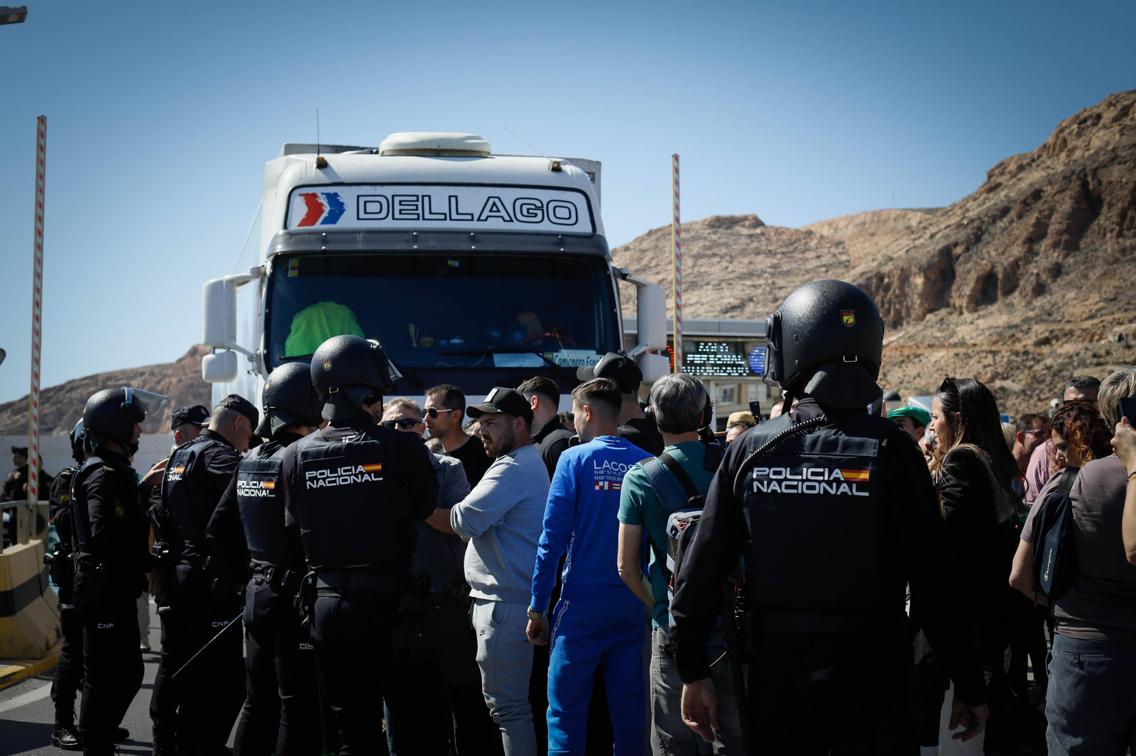 Los agricultores colapsan el puerto de Almería