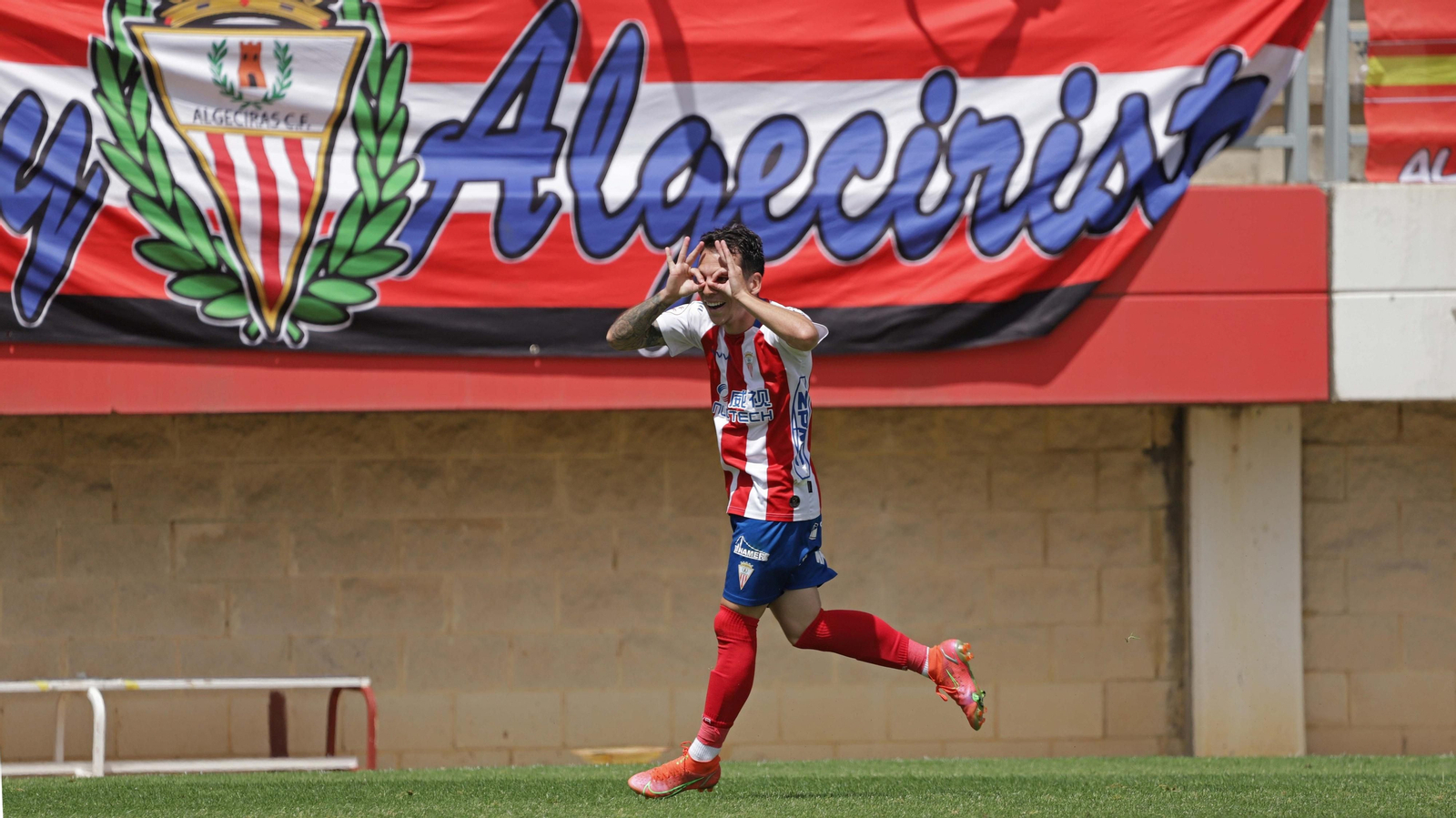 Álvaro Romero y su peculiar celebración del gol ante el UCAM.