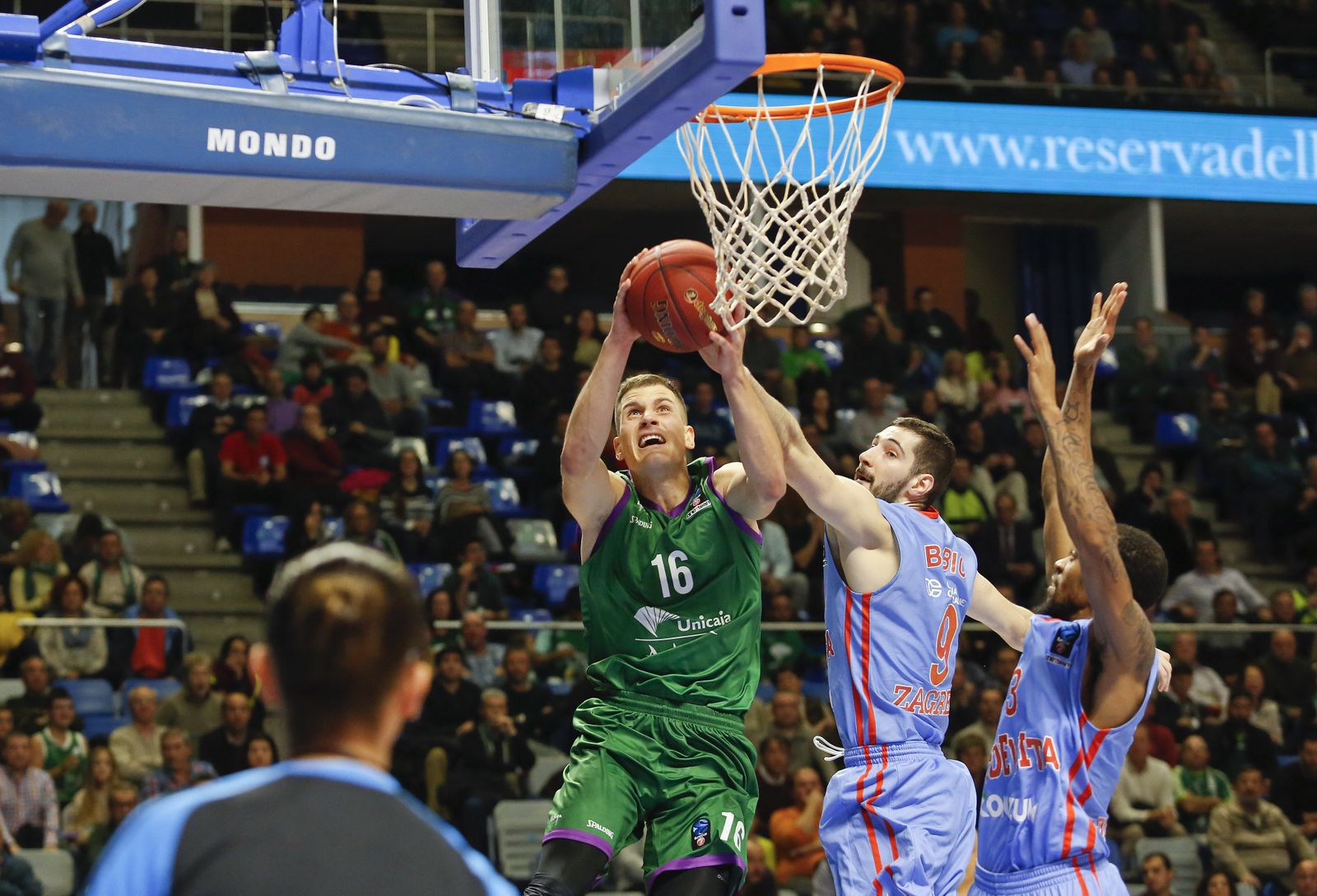 Nemanja Nedovic entra a canasta.