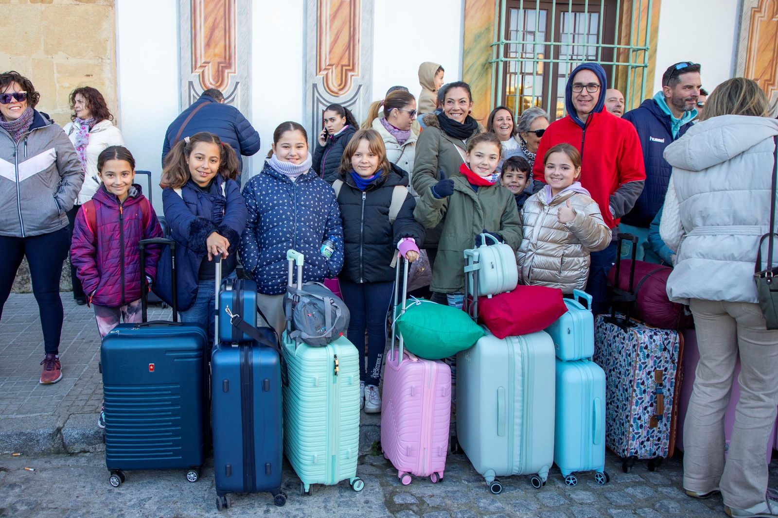 La salida de los niños que participan en los Campamentos de Navidad de la Diputación, en imágenes