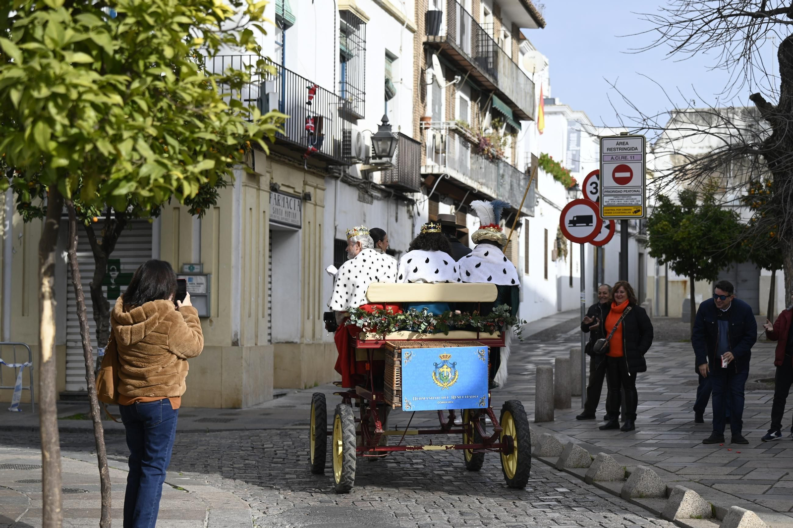 Los Reyes Magos pasean por Córdoba en coche de caballos, en imágenes