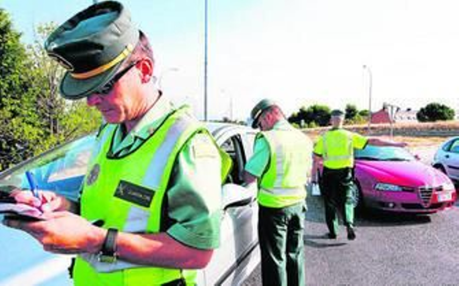 Un guardia civil levanta una denuncia durante un control en una carretera de la provincia.