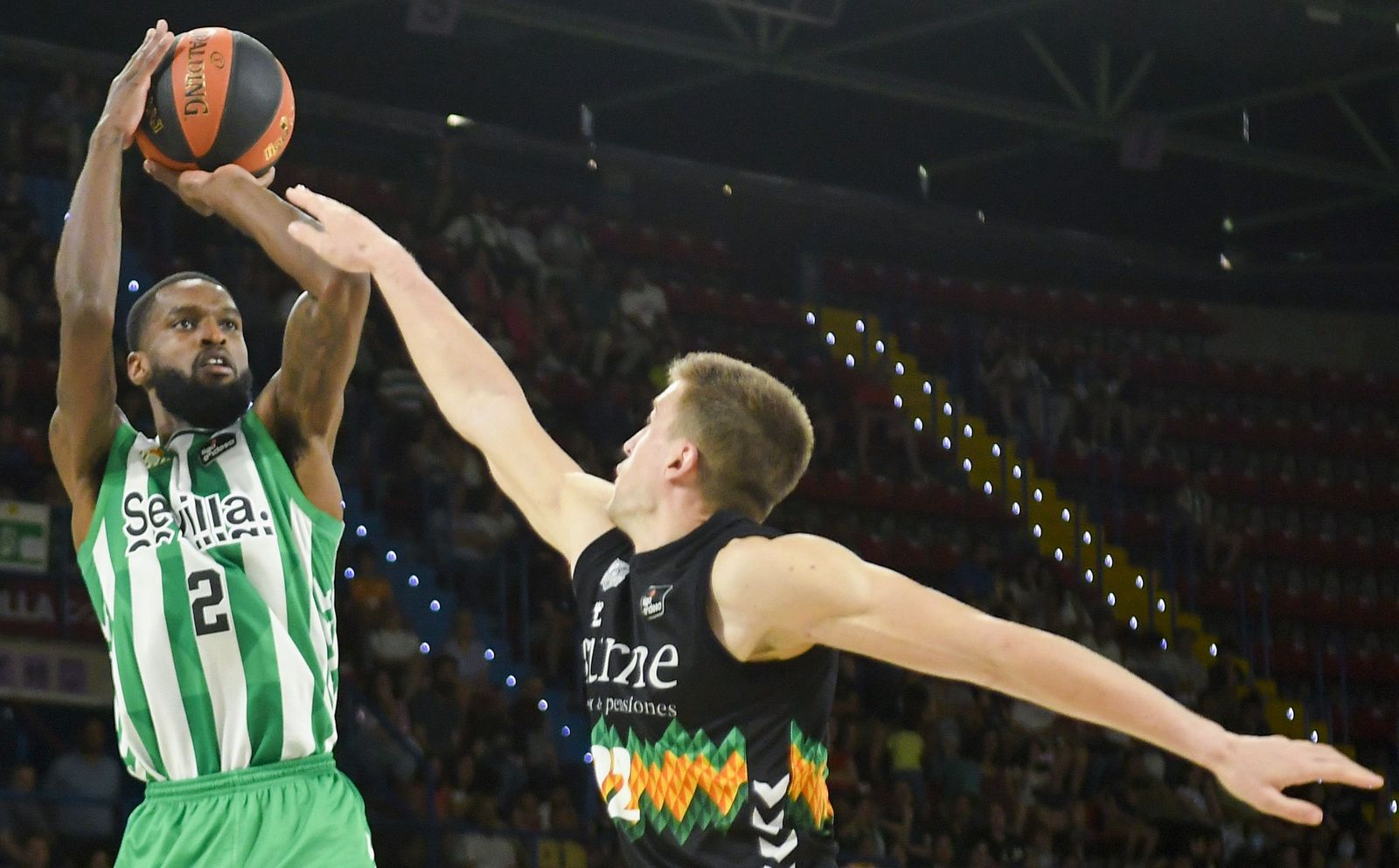 BJ Johnson tira a canasta con gesto de seguridad ante la defensa de Rabaseda.